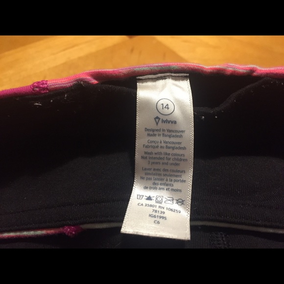 ⚡️SALE⚡️Reversible Ivivva Cropped Leggings - Picture 4 of 8